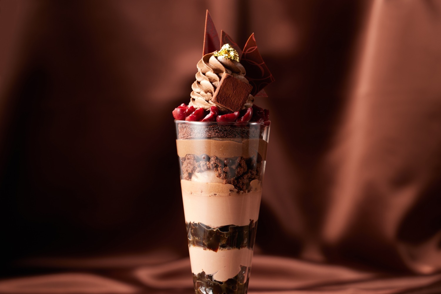 パフェ｜グランドニッコー東京 台場“ご褒美パフェ”、仏ヴァローナ社チョコ＆チェリーなど多彩な味わい