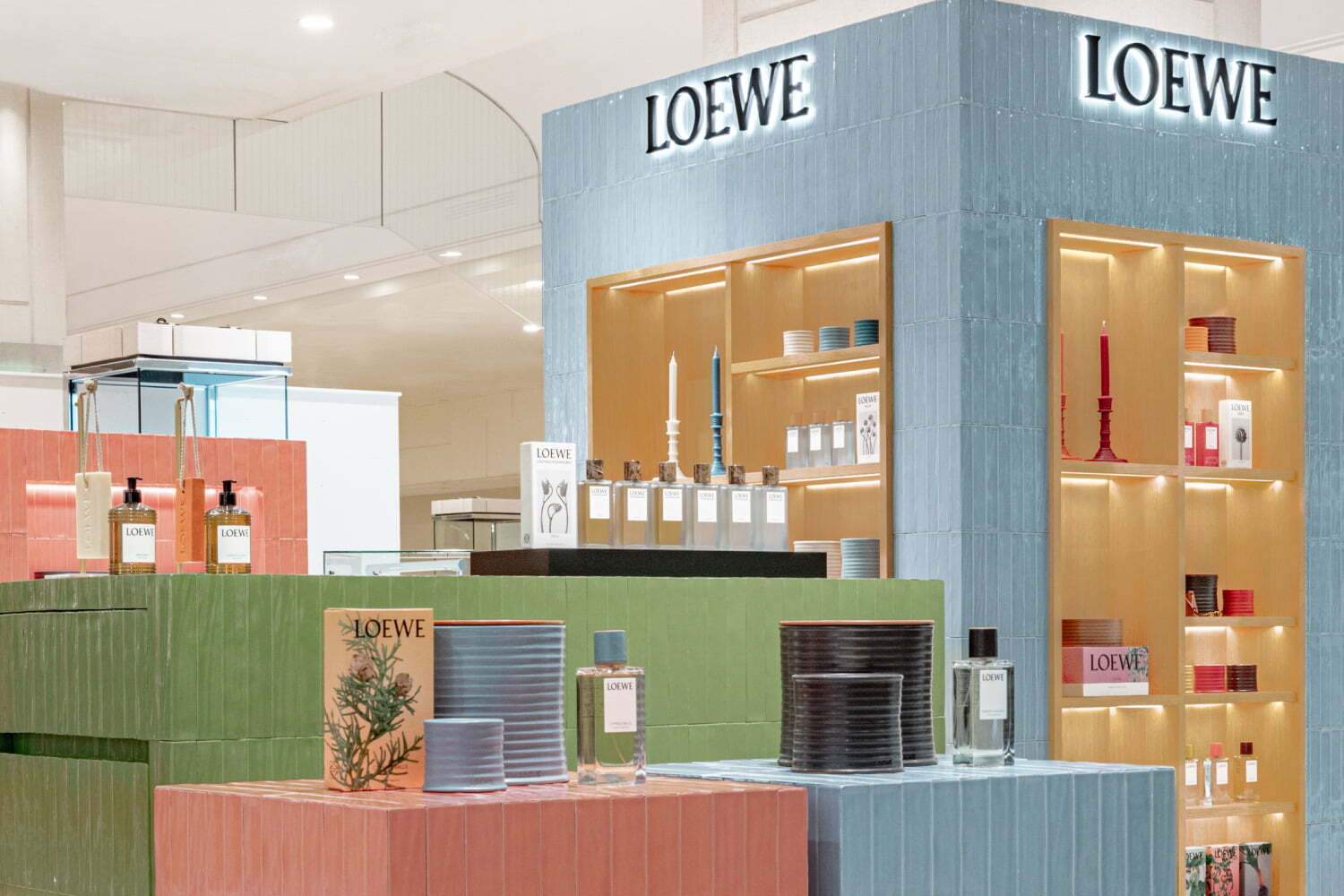 香水瓶｜「ロエベ パルファム」九州初店舗を福岡岩田屋に、10種の香水「ボタニカルレインボー」など全製品を網羅