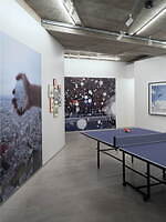 ボッテガ・ヴェネタ×写真家アレック・ソスの写真展が神宮前で開催、24年夏コレクションを遊具と撮影｜写真5