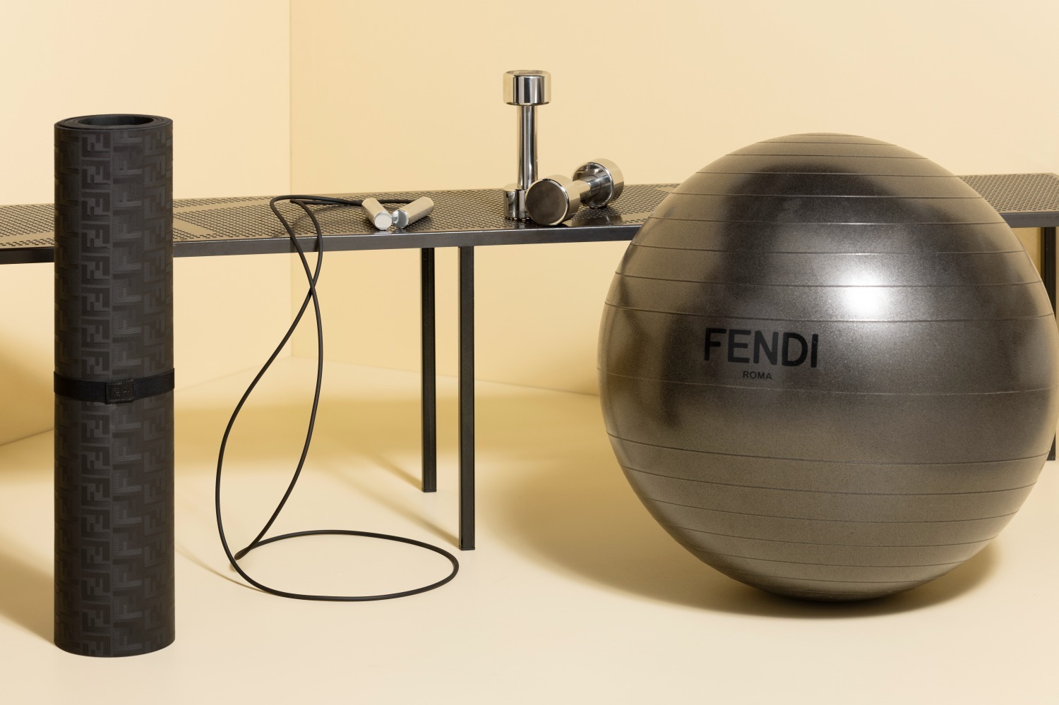 フェンディのスポーツライン「フェンディ アクティブ」ロゴ入りダンベルやエクササイズボール