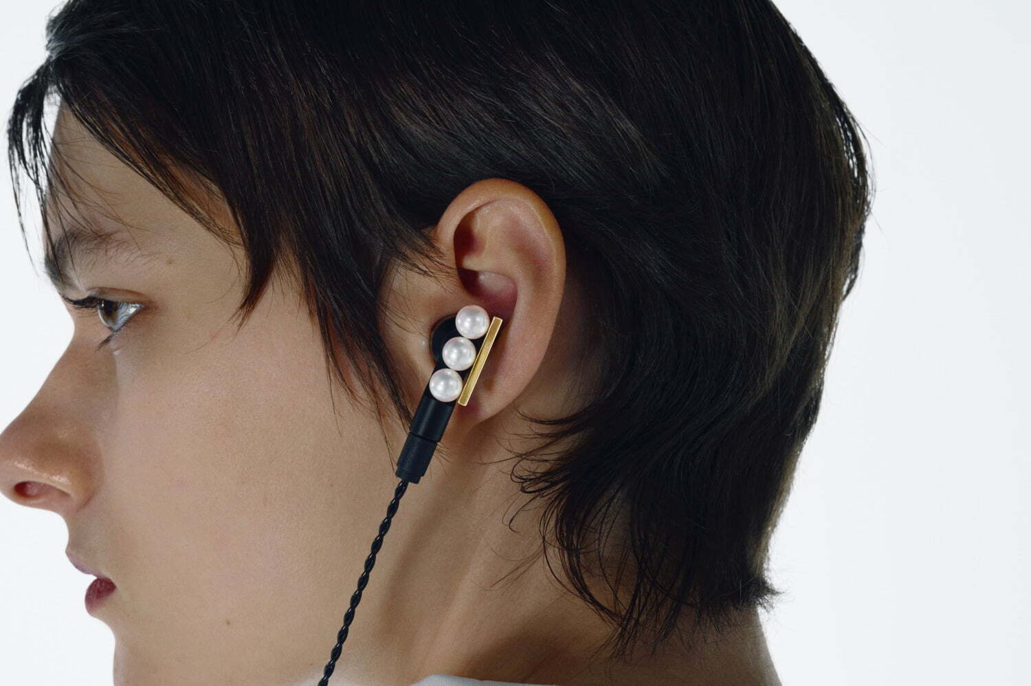 TASAKI“まるでジュエリー”限定イヤホン、艶やかな3連パール