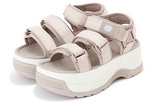 ジル バイ ジルスチュアート×シャカの厚底スポーツサンダル、ピンク系ベージュorブラック
