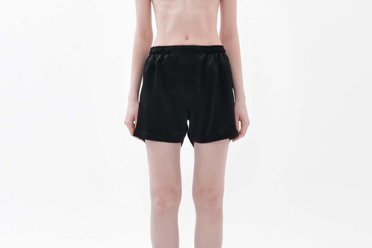 ドレスドアンドレスド“モノトーン”のアンダーウェア、凹凸感あるハンマーサテンなどを採用