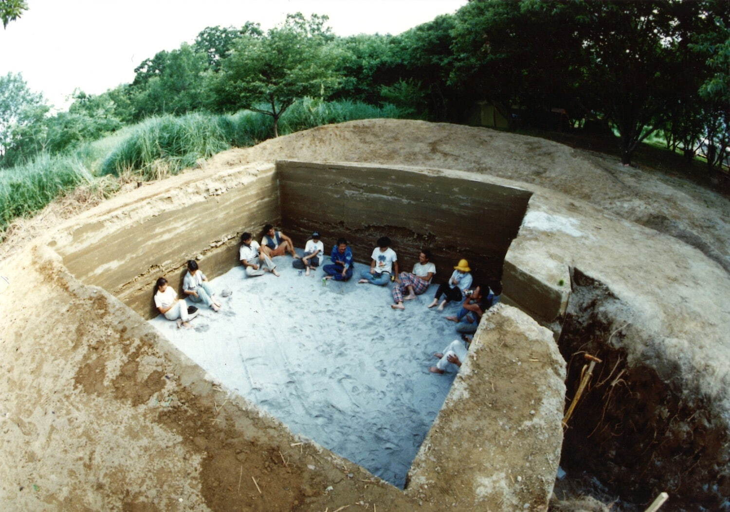 「土の家」(建築ワークショップ「アースワークス」より) 1994年
画像提供:Madada
