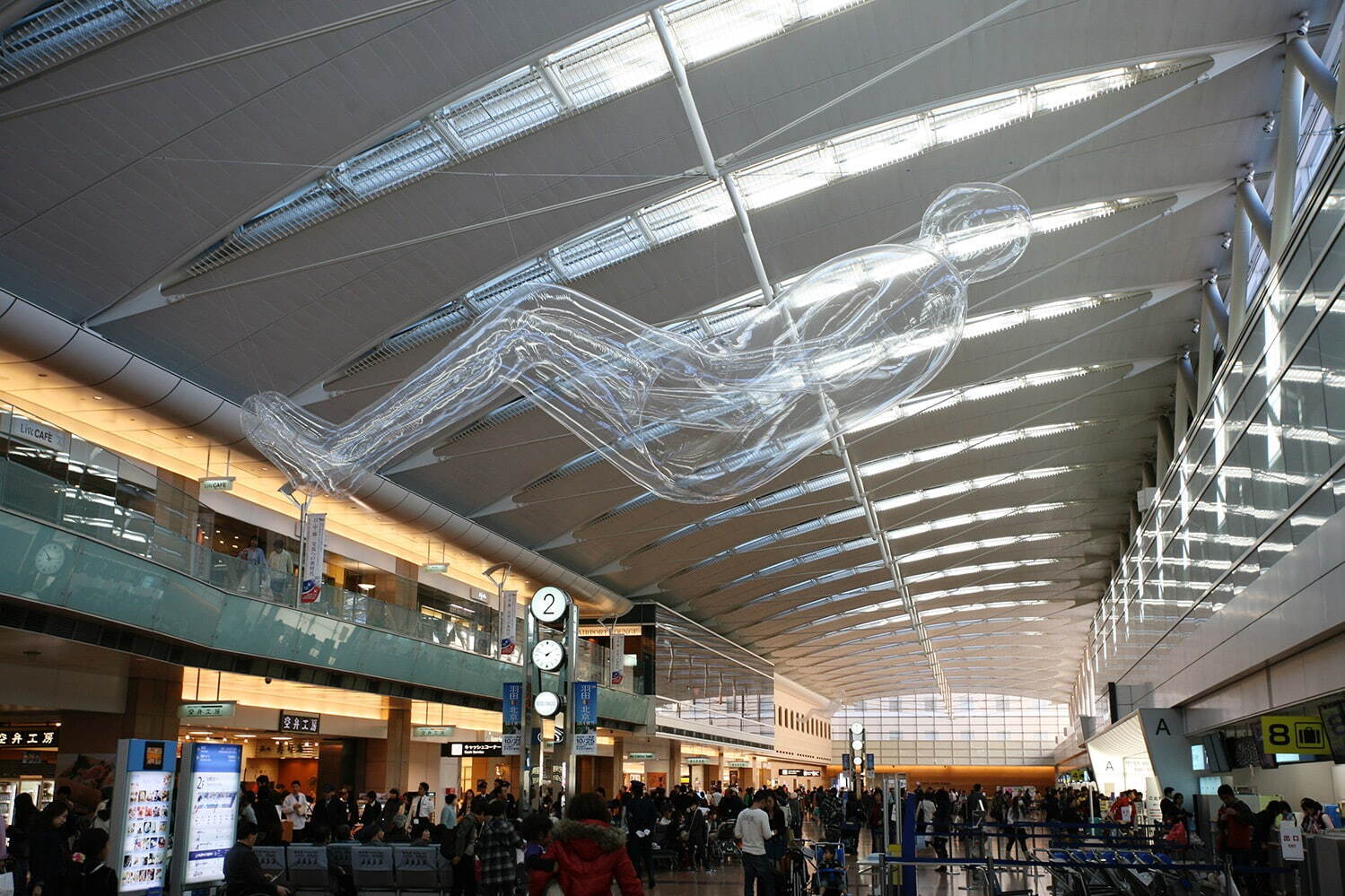 鈴木康広 《空気の人》 2007年(2009年撮影)
「空気の港—テクノロジー×空気で感じる新しい世界」羽田空港 第2ターミナルにて