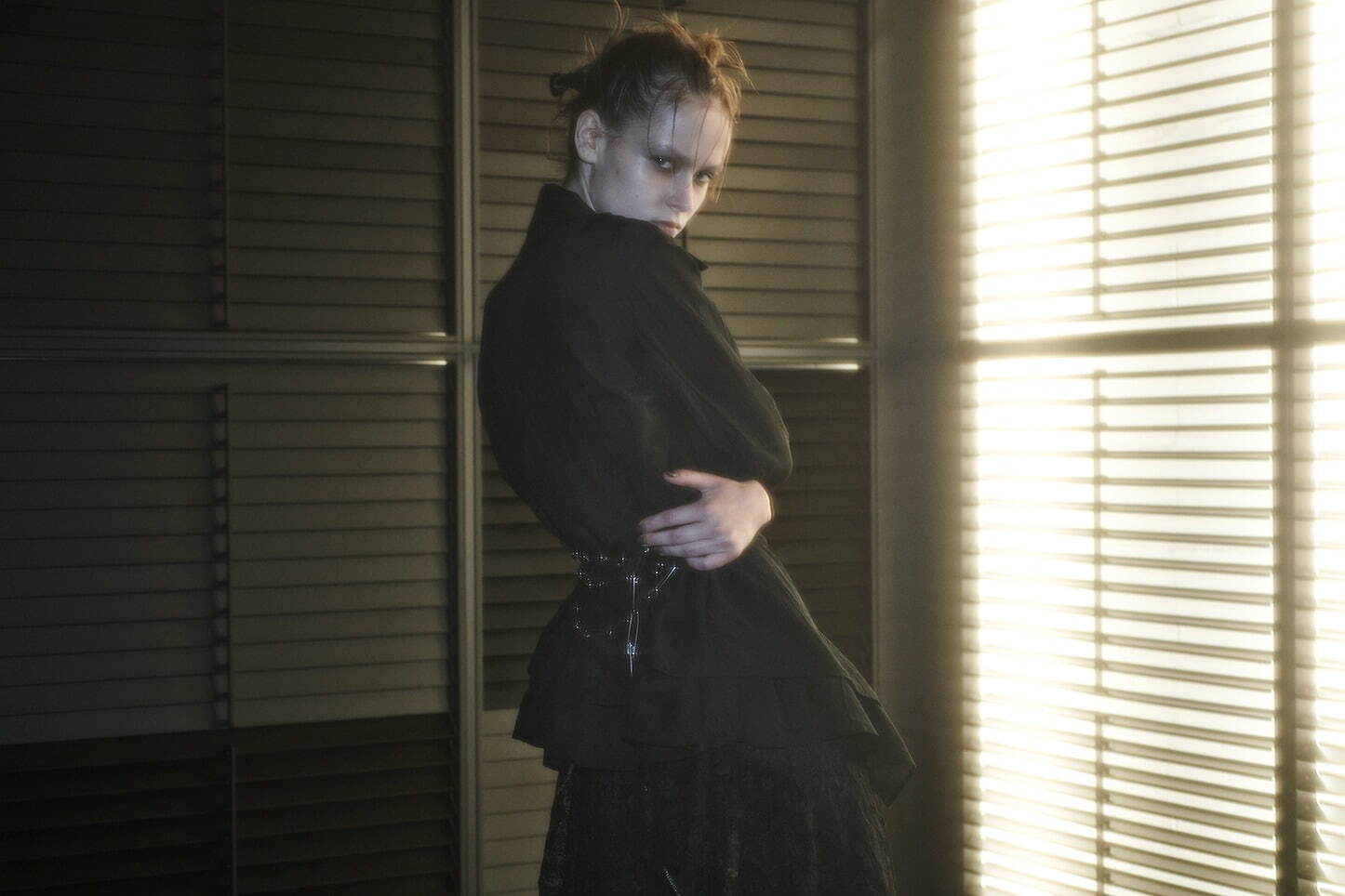 リミ フゥ“花柄レース”のアシンメトリードレス＆安全ピンのチェーン配したドレープジャケット｜写真32