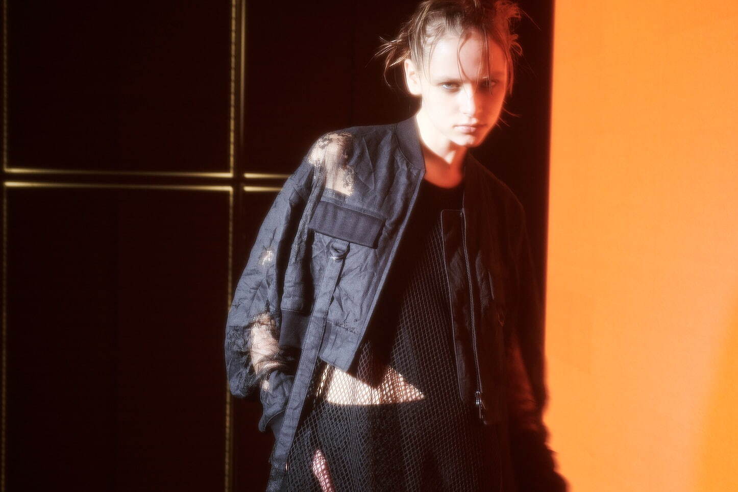 リミ フゥ“花柄レース”のアシンメトリードレス＆安全ピンのチェーン配したドレープジャケット｜写真35
