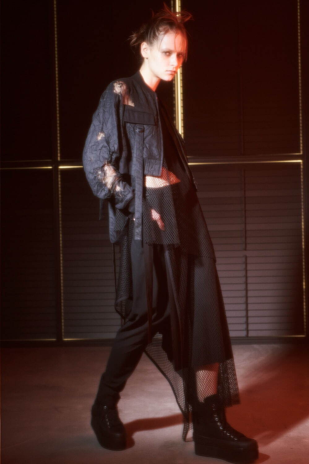 リミ フゥ“花柄レース”のアシンメトリードレス＆安全ピンのチェーン配したドレープジャケット｜写真36