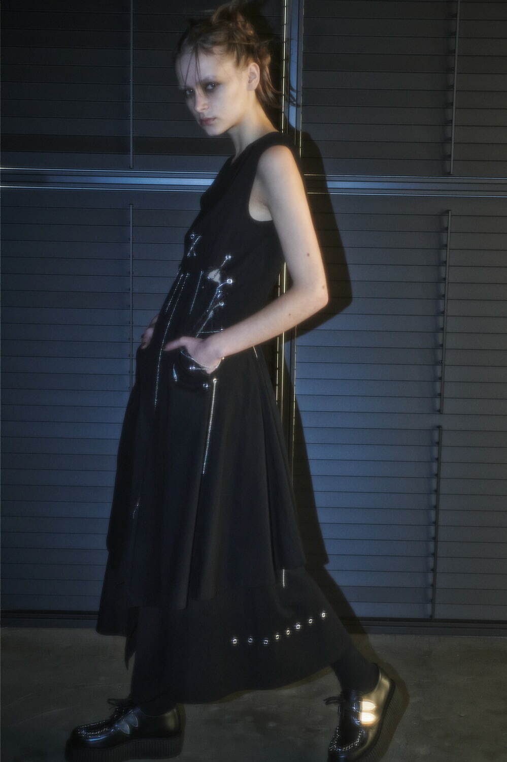 リミ フゥ“花柄レース”のアシンメトリードレス＆安全ピンのチェーン配したドレープジャケット｜写真34