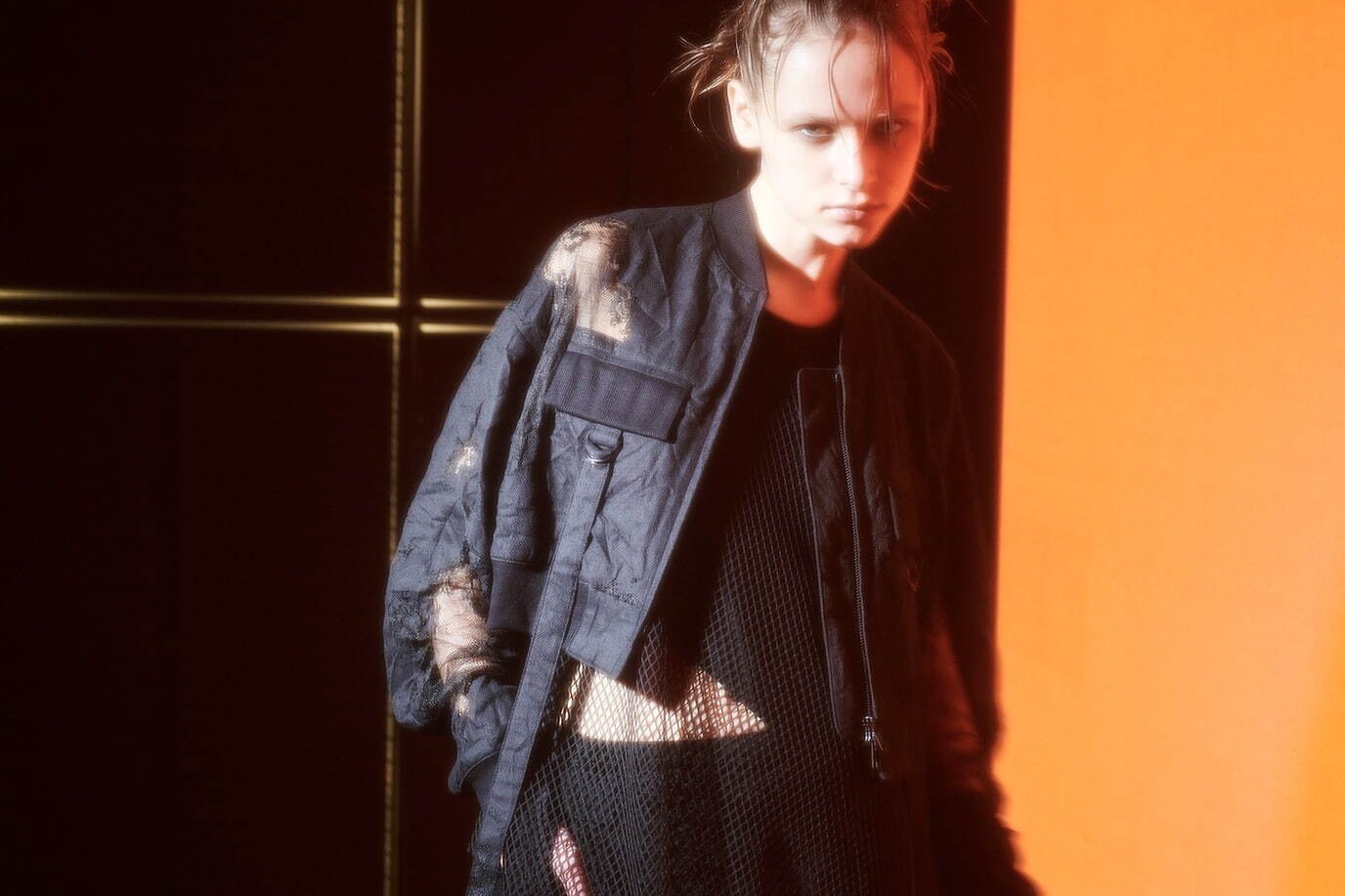 リミ フゥ“花柄レース”のアシンメトリードレス＆安全ピンのチェーン配したドレープジャケット
