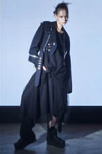 リミ フゥ“花柄レース”のアシンメトリードレス＆安全ピンのチェーン配したドレープジャケット｜写真38