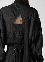 リミ フゥ“花柄レース”のアシンメトリードレス＆安全ピンのチェーン配したドレープジャケット｜写真3