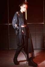 リミ フゥ“花柄レース”のアシンメトリードレス＆安全ピンのチェーン配したドレープジャケット｜写真36