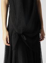 リミ フゥ“花柄レース”のアシンメトリードレス＆安全ピンのチェーン配したドレープジャケット｜写真15