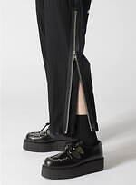 リミ フゥ“花柄レース”のアシンメトリードレス＆安全ピンのチェーン配したドレープジャケット｜写真24