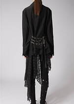 リミ フゥ“花柄レース”のアシンメトリードレス＆安全ピンのチェーン配したドレープジャケット｜写真12