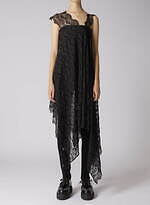 リミ フゥ“花柄レース”のアシンメトリードレス＆安全ピンのチェーン配したドレープジャケット｜写真19