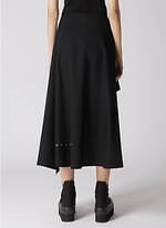 リミ フゥ“花柄レース”のアシンメトリードレス＆安全ピンのチェーン配したドレープジャケット｜写真6