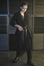 リミ フゥ“花柄レース”のアシンメトリードレス＆安全ピンのチェーン配したドレープジャケット｜写真33