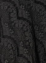 リミ フゥ“花柄レース”のアシンメトリードレス＆安全ピンのチェーン配したドレープジャケット｜写真18