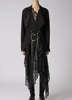 リミ フゥ“花柄レース”のアシンメトリードレス＆安全ピンのチェーン配したドレープジャケット｜写真13