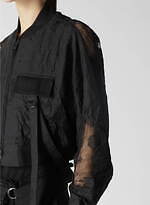 リミ フゥ“花柄レース”のアシンメトリードレス＆安全ピンのチェーン配したドレープジャケット｜写真2