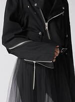 リミ フゥ“花柄レース”のアシンメトリードレス＆安全ピンのチェーン配したドレープジャケット｜写真21