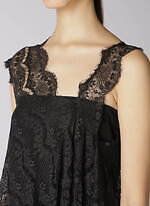 リミ フゥ“花柄レース”のアシンメトリードレス＆安全ピンのチェーン配したドレープジャケット｜写真20