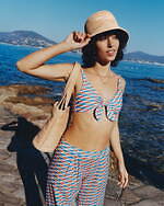 ジミー チュウ24年夏ビーチアイテム - リボン付きミュールやロゴ入りカゴバッグ、スイムウェアも｜写真29