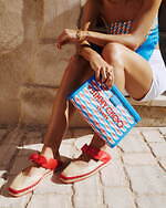 ジミー チュウ24年夏ビーチアイテム - リボン付きミュールやロゴ入りカゴバッグ、スイムウェアも｜写真32