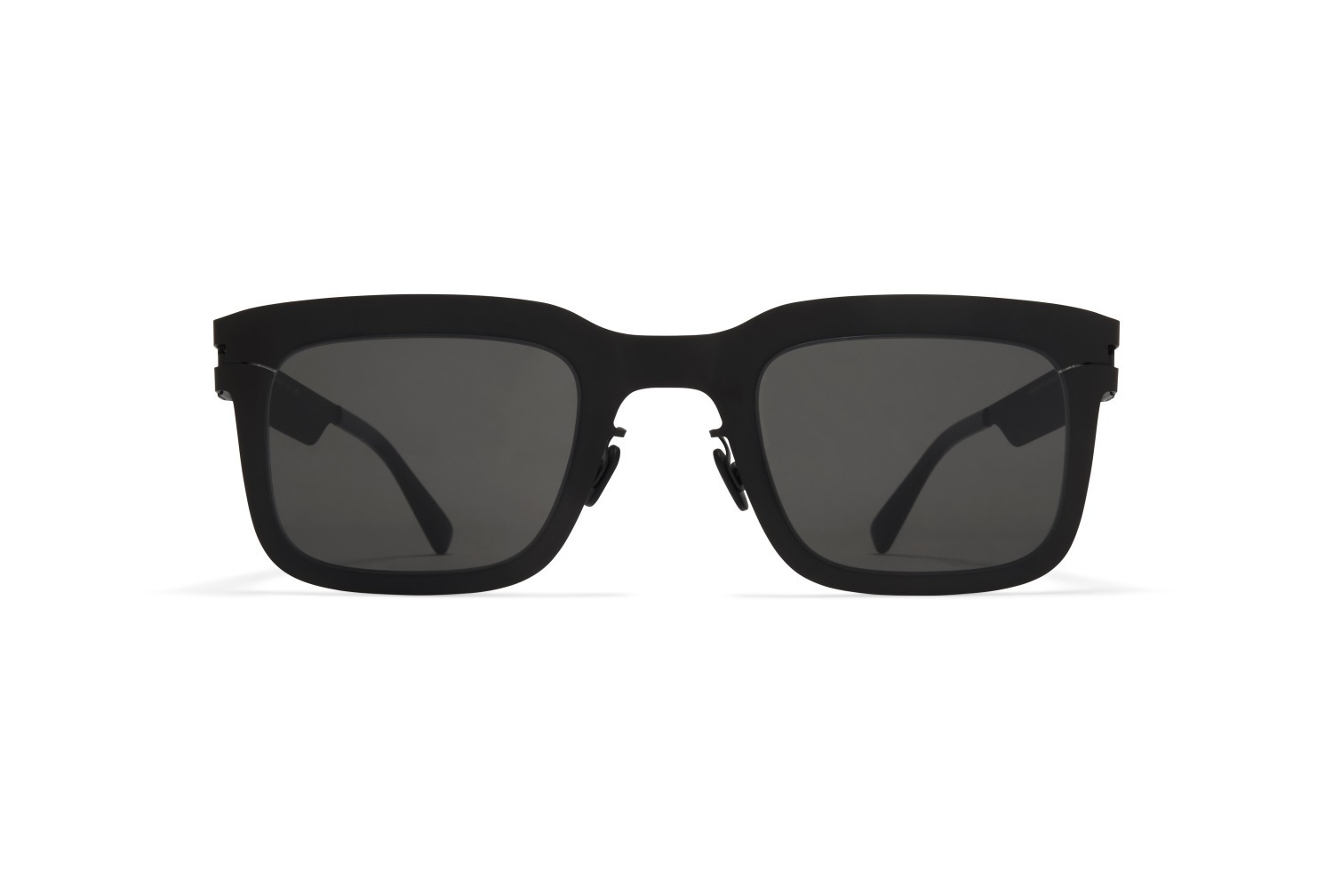 マイキータ“彫刻的なリム”の新作アイウェア、黒統一太めフレームや多角形レンズ