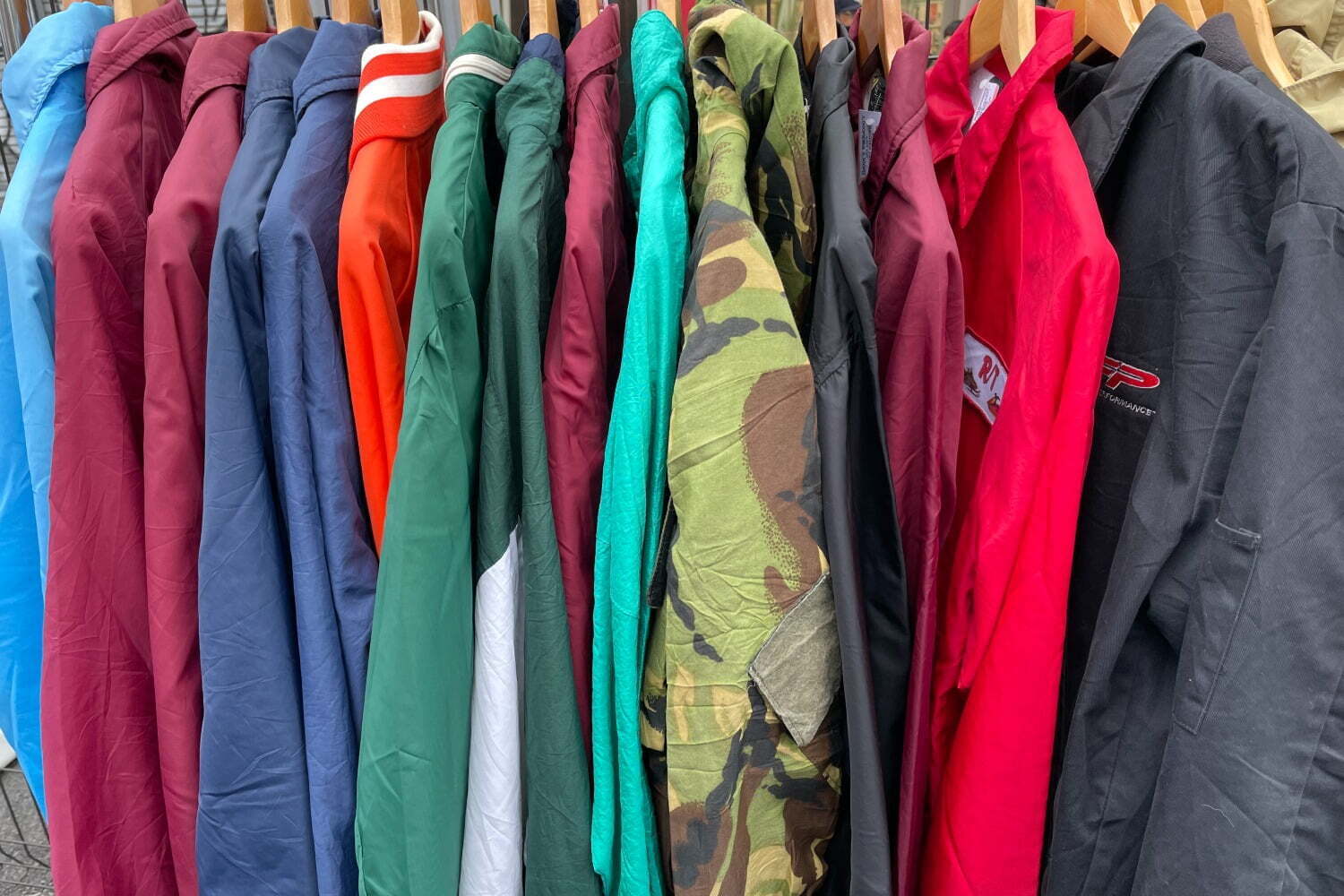 古着｜「下北沢古着マーケット＋」コートやジャケットなど春アイテムが集結、下北沢駅前にて開催