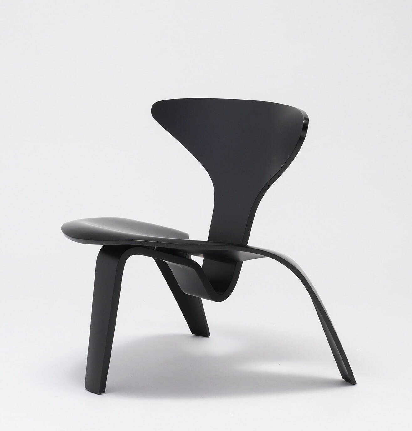 ポール・ケアホルム 《PK 0》 1952年
成型合板(塗装) 織田コレクション／北海道東川町蔵
撮影：大塚友記憲