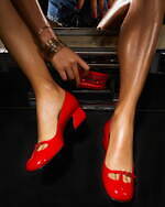 セルジオ ロッシの24年春夏、ツートンカラーのデニムミュール＆トロピカルな厚底サンダル｜写真12