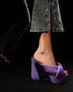 セルジオ ロッシの24年春夏、ツートンカラーのデニムミュール＆トロピカルな厚底サンダル｜写真10