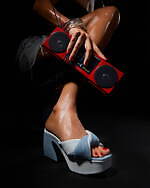 セルジオ ロッシの24年春夏、ツートンカラーのデニムミュール＆トロピカルな厚底サンダル｜写真1