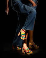 セルジオ ロッシの24年春夏、ツートンカラーのデニムミュール＆トロピカルな厚底サンダル｜写真7