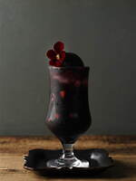「漆黒のクリームソーダ」池袋で、“エディブルフラワー入り”ベリーソーダカクテル×黒のバニラアイス｜写真1