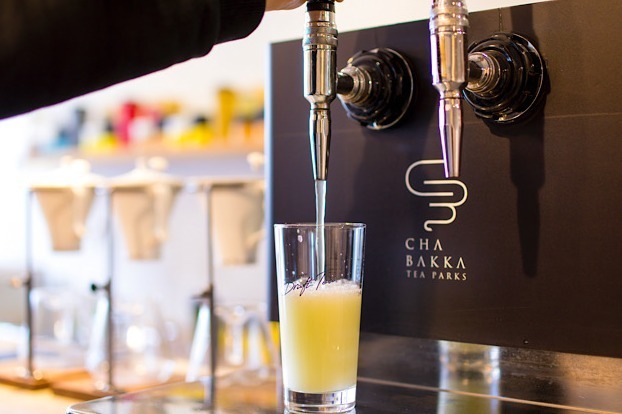 日本茶ショップ「チャバッカ ティーパークス」が熱海に、“ビール”のような泡入り水出し茶など
