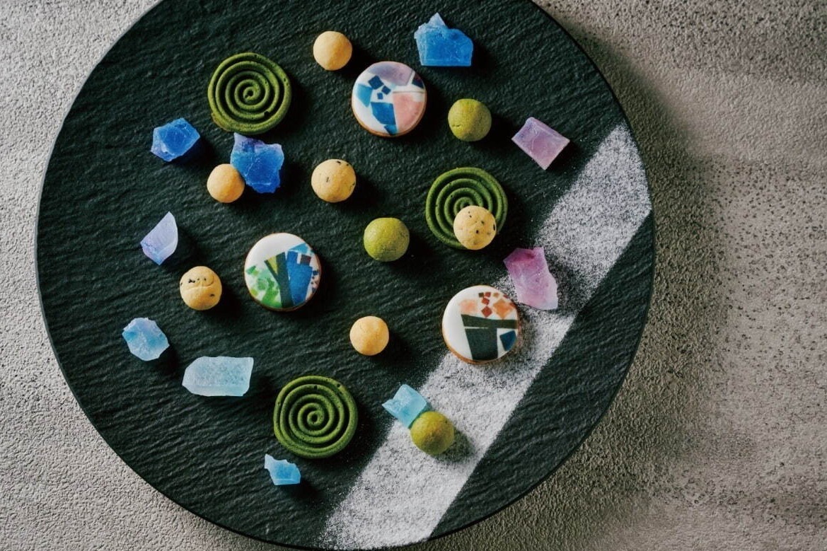 源氏物語｜ホテルオークラ京都「紫式部」着想のスイーツセット、水面のような琥珀糖＆枯山水の抹茶ラングドシャ