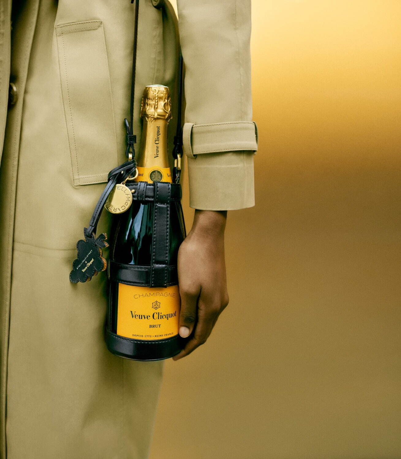 ステラ マッカートニー×ヴーヴ・クリコ、“シャンパンのブドウ”由来ヴィーガンレザーバッグやサンダル｜写真5