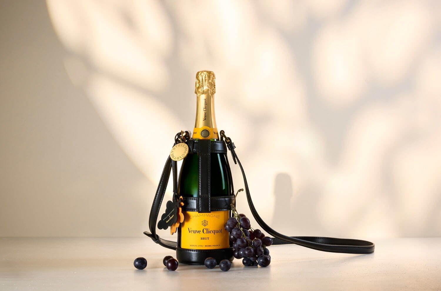 ステラ マッカートニー×ヴーヴ・クリコ、“シャンパンのブドウ”由来ヴィーガンレザーバッグやサンダル｜写真6
