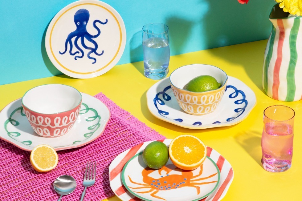 フランフラン24年夏“カニ”や“タコ”ペイントのテーブルウェア、波形カラフルトートも 