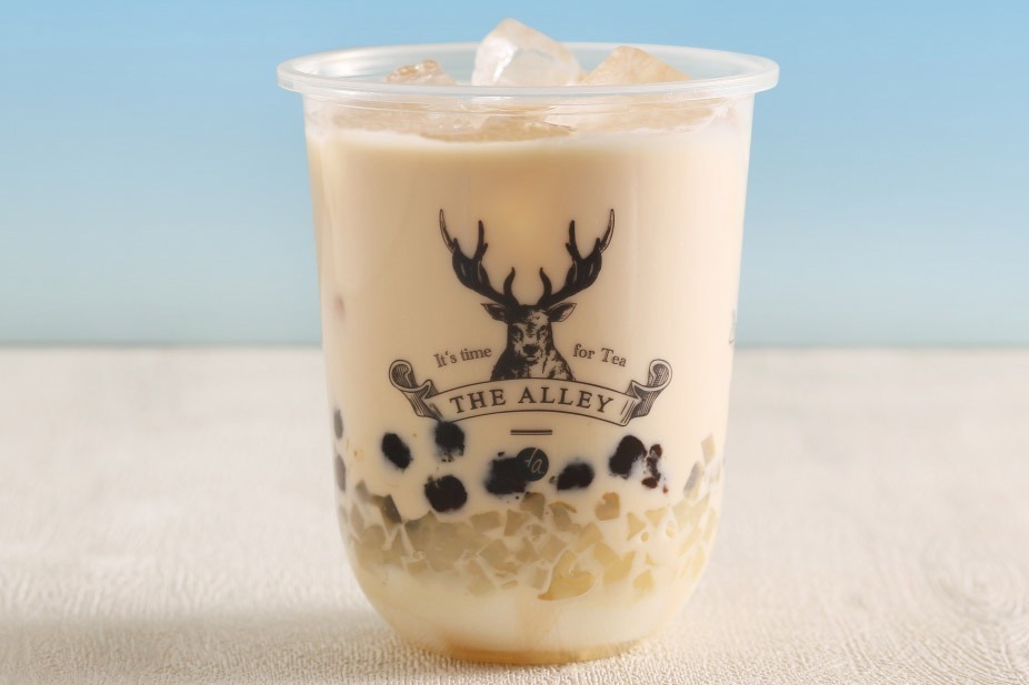 タピオカ｜台湾発・ジ アレイ「三食感ミルクティー」タピオカ・ナタデココ・杏仁豆腐入りのジャスミンミルクティー