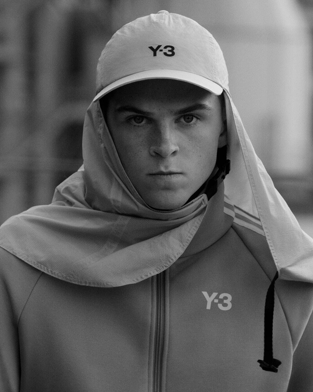 Y-3の24年春夏、“繭のようなアッパー”の厚底ランニングシューズや左右非対称スニーカーなど｜写真8