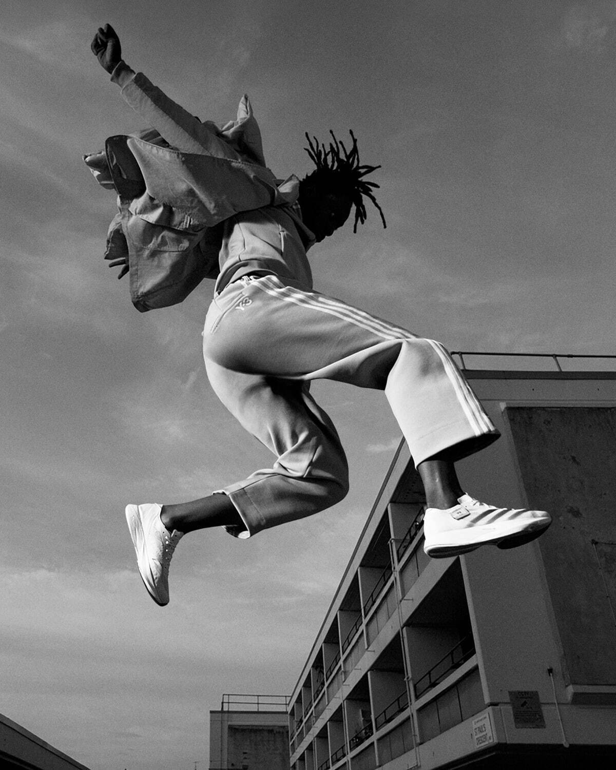Y-3の24年春夏、“繭のようなアッパー”の厚底ランニングシューズや左右非対称スニーカーなど｜写真6