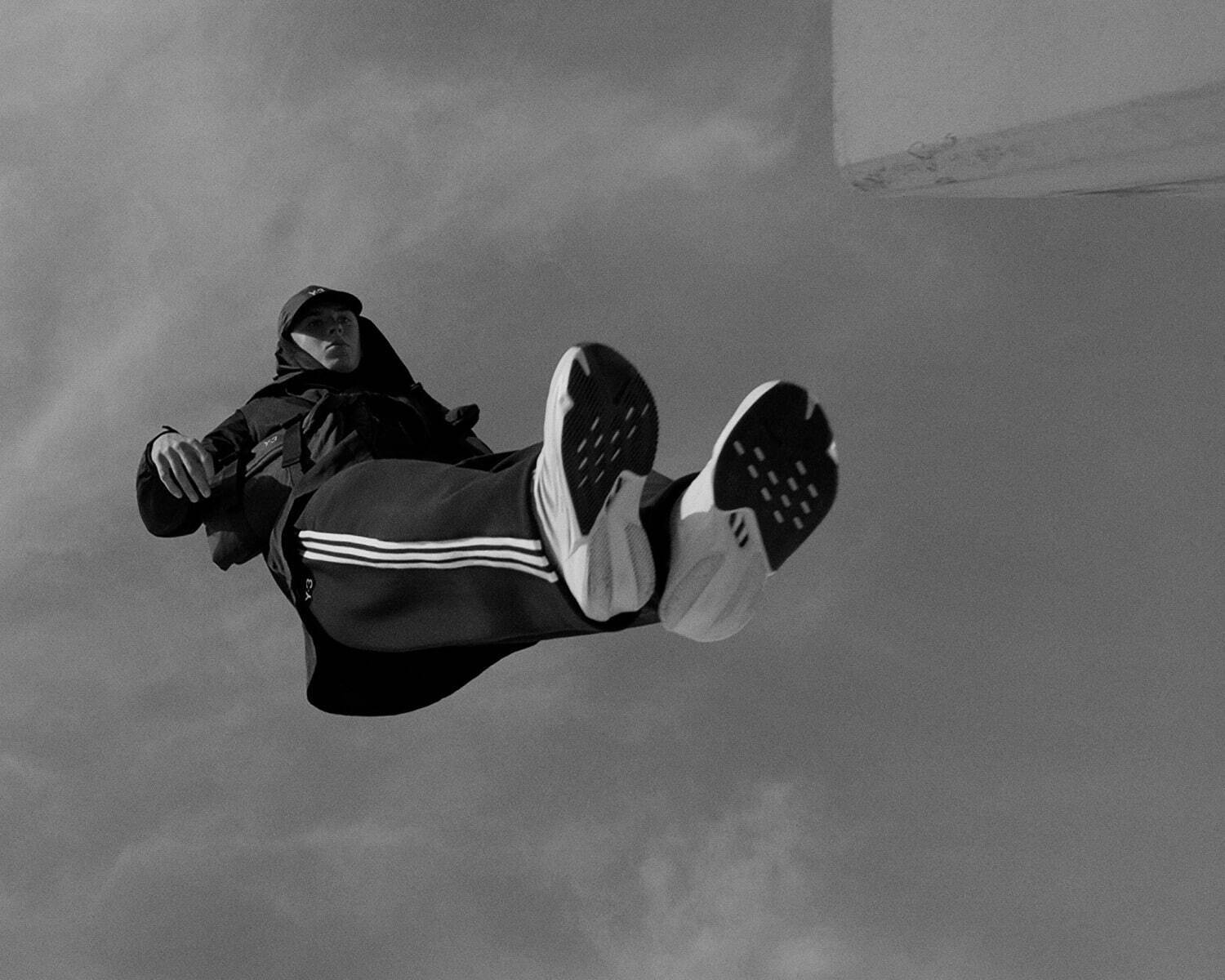 Y-3の24年春夏、“繭のようなアッパー”の厚底ランニングシューズや左右非対称スニーカーなど｜写真12