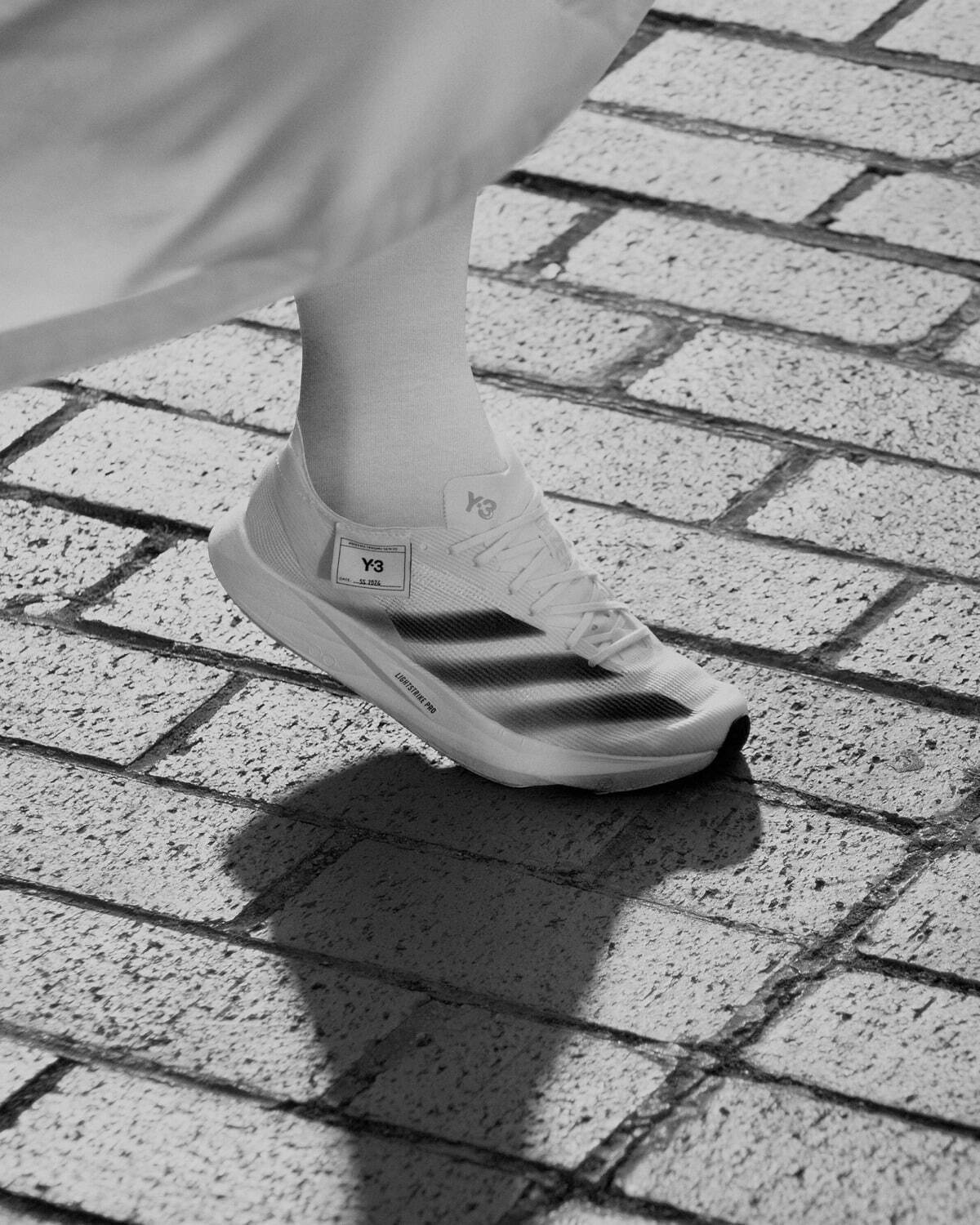 Y-3の24年春夏、“繭のようなアッパー”の厚底ランニングシューズや左右非対称スニーカーなど｜写真26