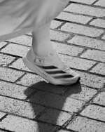 Y-3の24年春夏、“繭のようなアッパー”の厚底ランニングシューズや左右非対称スニーカーなど｜写真26