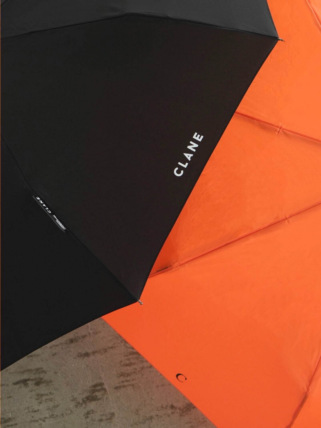 クラネ×ロンドンアンダーカバーの“晴雨兼用”折りたたみ傘、ダブルネームを配したオレンジ＆ブラック｜写真4
